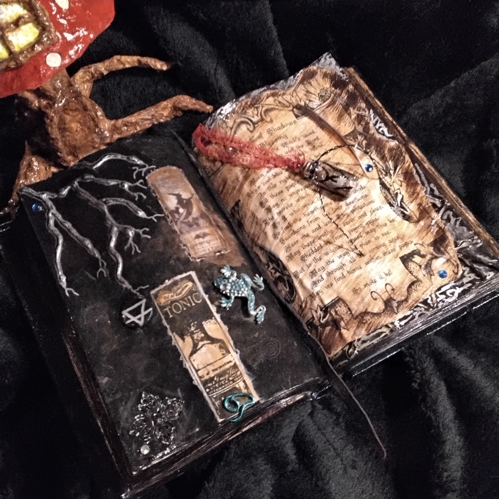 Witches grimoire -protection spell bottle - Picture 4 of 5